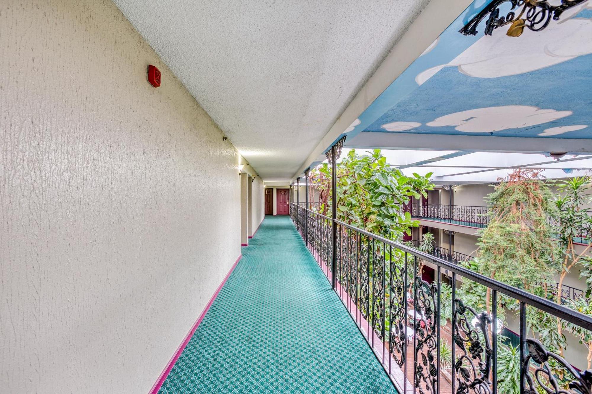Отель Oyo Townhouse Tulsa Woodland Hills Экстерьер фото